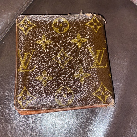 LOUIS VUITTON Men’s Monogram Bi-Fold Wallet - Picture 2 of 9
